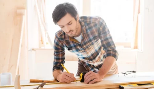 نجار في الشارقة